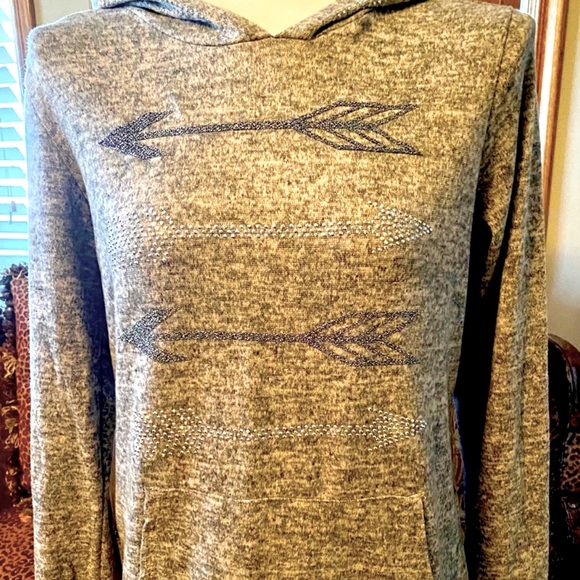 Lightweight Sweater w/a Lil’ Bling💞 - Picture 1 of 3